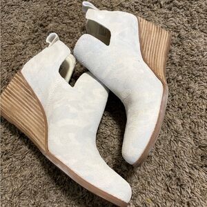 Women’s Toms size 9.5 wedges white camo